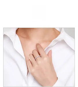 Gros plan d'une bague s925 en argent avec pavé de zircons étincelants sur un doigt