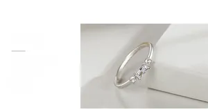 Détail de la bague en argent S925 avec oxyde de zirconium carré serti de griffes