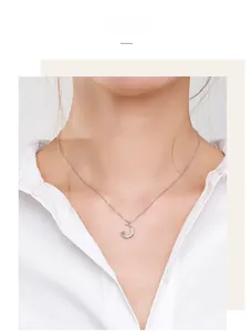 Gros plan du collier en argent S925 avec croissant de lune et étoile sur un mannequin