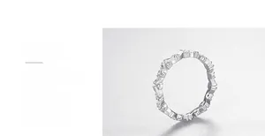 Vue détaillée de la bague en argent S925 avec triple polissage et pierres de zircon