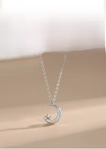 Détail du collier pendentif lune et étoile en argent S925 avec cristaux micro-pavés