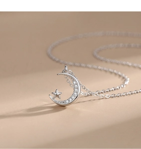 Détail macro du pendentif étoile et lune en argent S925 avec incrustation de zircon brillant