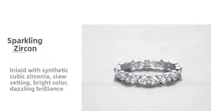 Détail macro d'une bague en argent S925 sertie de zircons cubiques avec montage à griffes