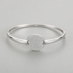 Minimalist s925 sterling silver bangle featuring a sparkling paved round diamond centerpiece