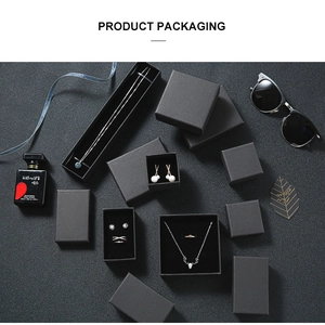 Détail de boîtes à bijoux noir mat avec inserts en éponge pour colliers et bagues