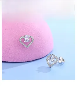 Détails macro des boucles d'oreilles cœur en argent S925 avec cristaux pavés et zircon