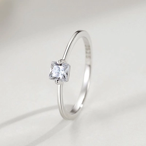 Bague minimaliste en argent 925 avec oxyde de zirconium carré sur fond gris clair
