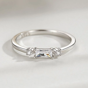 Bague minimaliste en argent S925 avec zircon rectangulaire et finition polie chic