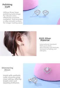 Détail de boucles d'oreilles cœur en argent s925 avec des pierres de zircon étincelantes