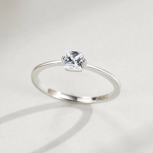 Bague en argent 925 avec pierre solitaire carrée et sertissage à 4 griffes élégant