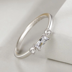 Bague élégante en argent sterling S925 avec cristal carré et pavé de diamants fins