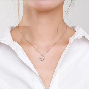 Collier minimaliste en argent sterling S925 lune et étoile porté par un mannequin