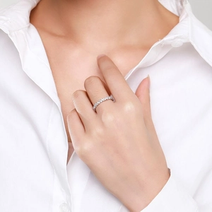 Bague vague minimaliste en argent s925 avec cristaux étincelants sur la main d'un mannequin