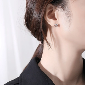 Boucles d'oreilles cœur en argent s925 avec diamants brillants sur mannequin