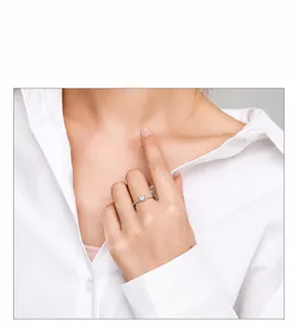 Detail van s925 zilveren V-vormige kroonring met fonkelende zirkonia om de vinger