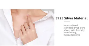 Detail van S925 sterling zilveren kroonring met fonkelende zirkonia aan de hand