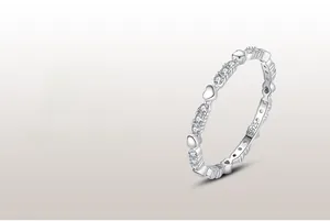 Détail macro de la bague en argent S925 avec motifs de cœur et pavé de zircons