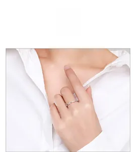 Gros plan d'une bague en argent S925 avec diamants en cœur portée sur l'index