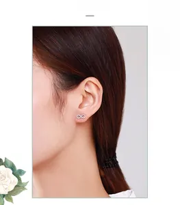 Nahaufnahme von 925 Sterling Silber Unendlichkeit Ohrringen mit Zirkonia am Modellohr