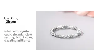 Détail macro d'une bague en argent S925 avec cœurs et oxydes de zirconium sertis griffes