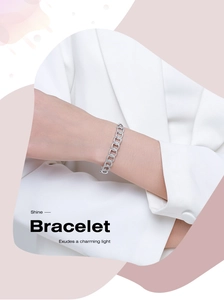 Dettaglio del bracciale a catena in argento S925 con pavé di cristalli di zircone lucidi