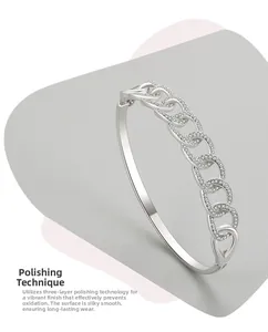 Dettaglio del bracciale in argento s925 con design a maglia di catena e zirconi bianchi