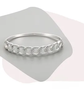 Dettaglio del bracciale a catena in argento S925 con zirconi incastonati a mano