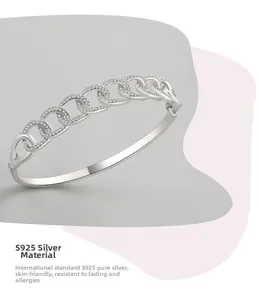 Dettaglio del bracciale a catena in argento S925 con cristalli di zirconia cubica pavé