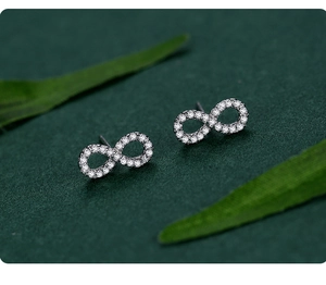 Makroaufnahme von 925er Sterling Silber Unendlichkeitsohrringen mit Zirkonia-Steinen
