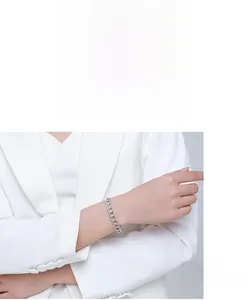 Dettaglio del bracciale a catena in argento s925 con zirconi incastonati su polso donna