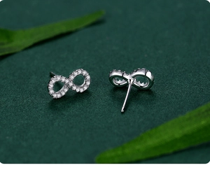 Nahaufnahme von 925er Sterling Silber Infinity Ohrsteckern mit funkelnden Zirkoniasteinen