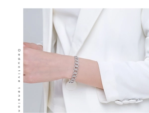 Dettaglio del bracciale a catena in argento s925 con pavé di zirconi indossato da modella