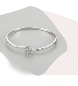 Detailed view of s925 silver cuff bracelet featuring intertwined knot with zircon stones