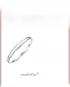 Vista detallada del brazalete de doble capa en plata S925 con una circonita brillante