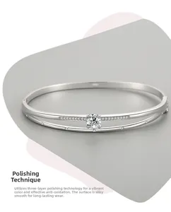Primer plano de pulsera de plata S925 de doble capa con circonita y sello S925 grabado