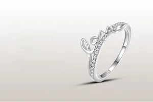 Détail d'une bague en argent S925 avec lettrage Love et petits zircons incrustés