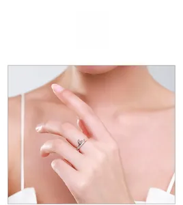 Gros plan détaillé de la bague 'Love' en argent S925 avec micro-pavage de zircons