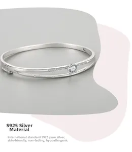 Detalle de brazalete abierto de plata S925 con diseño de doble capa y piedra de circón