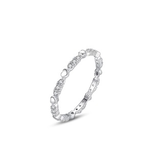 Bague cœur élégante en argent sterling S925 avec zircons sur fond blanc