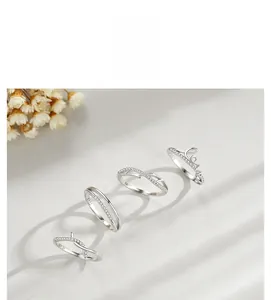 Détail de quatre bagues en argent sterling S925 avec zircons et inscription Love gravée