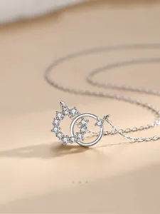 Gros plan du pendentif double anneau avec zircons et chaîne en argent S925 pour femmes