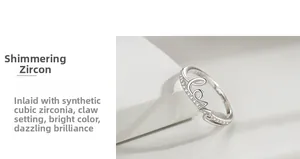 Détail de la bague Love en argent S925 sertie de zircons cubiques avec montage à griffes
