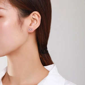 Elegante 925 Sterling Silber Unendlichkeits Ohrstecker mit funkelnden Zirkonia Steinen