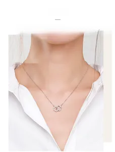 Gros plan détaillé du collier double anneau en argent S925 porté par un mannequin