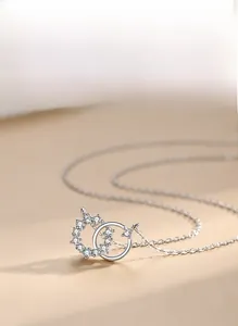 Gros plan d'un collier en argent S925 avec anneaux entrelacés et détails en zircons blancs