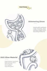 Detaillierte Makroansicht der katzenförmigen S925 Sterlingsilber-Ohrstecker mit Zirkonia