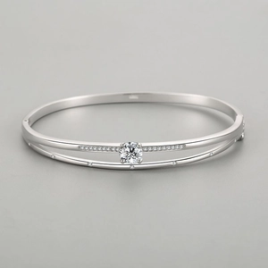 Brazalete minimalista de doble capa en plata s925 con un diamante central brillante