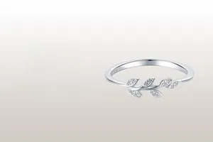 Détail macro d'une bague feuille en argent avec gravure S925 et zircons brillants