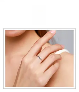 Détail d'une bague en argent sterling 925 avec feuilles serties de zircons