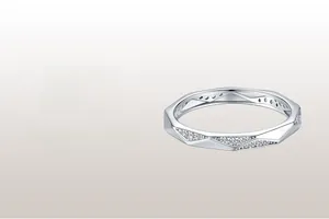 Vue détaillée d'une bague en argent 925 avec facettes géométriques et micro-diamants